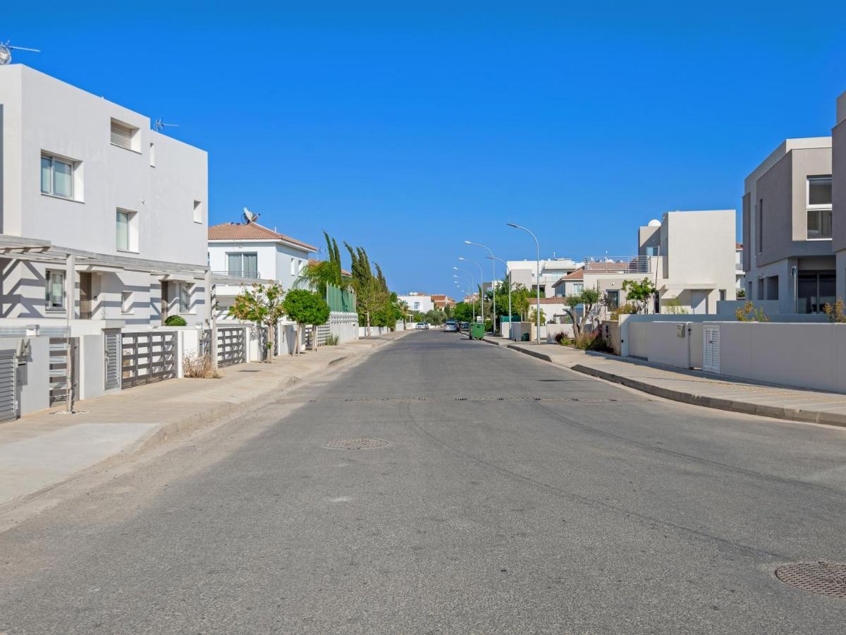 Sanders Mythical Blue Villas Paralimni Exterior photo